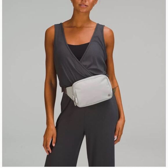 Lululemon Large Everywhere Bag in Silver Drop NWT 2L - Picture 1 of 6